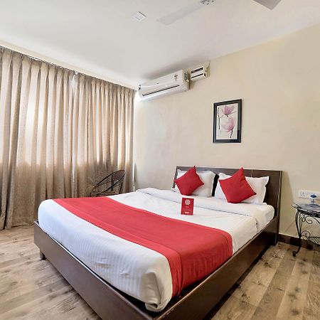 Oyo 674 Apartment Hotel Manar Luxury Suites Хайдарабад Экстерьер фото