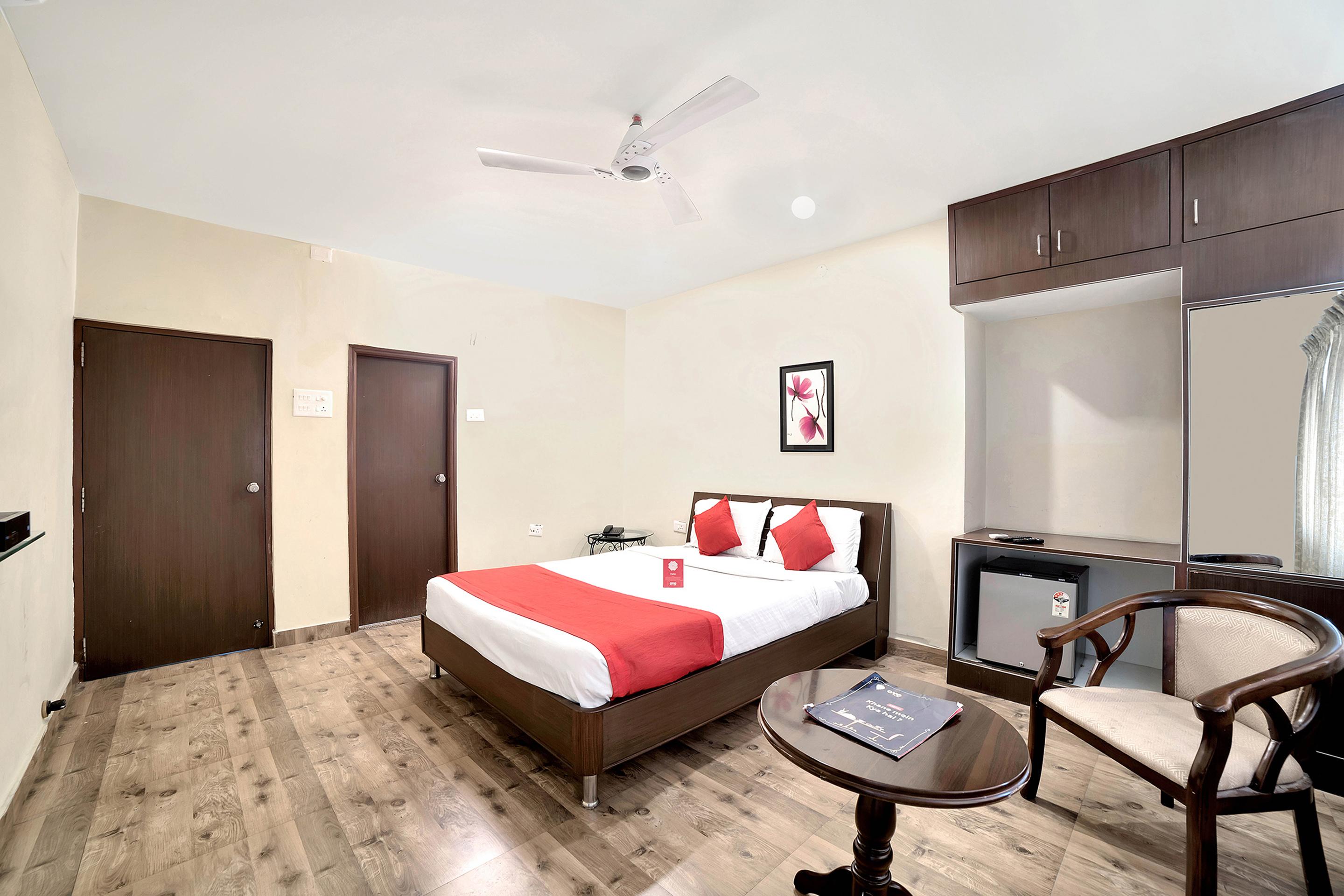 Oyo 674 Apartment Hotel Manar Luxury Suites Хайдарабад Экстерьер фото