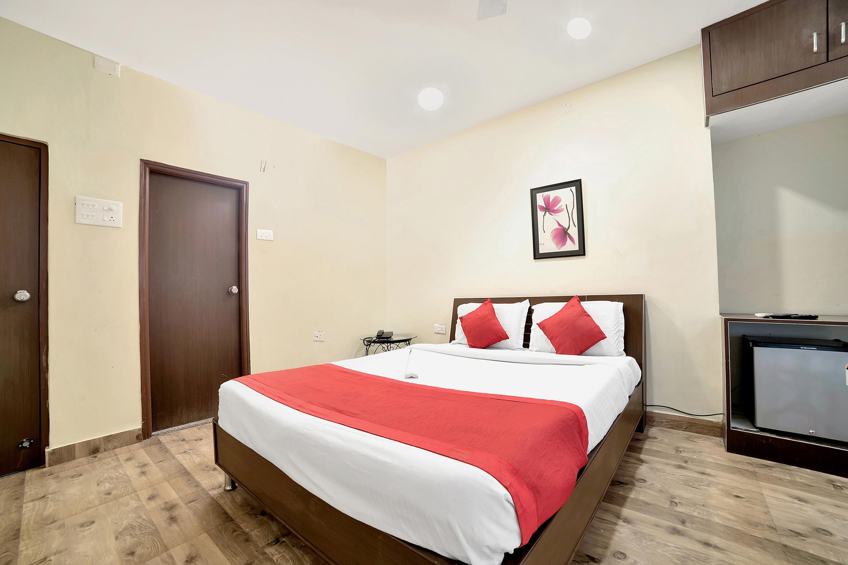 Oyo 674 Apartment Hotel Manar Luxury Suites Хайдарабад Экстерьер фото